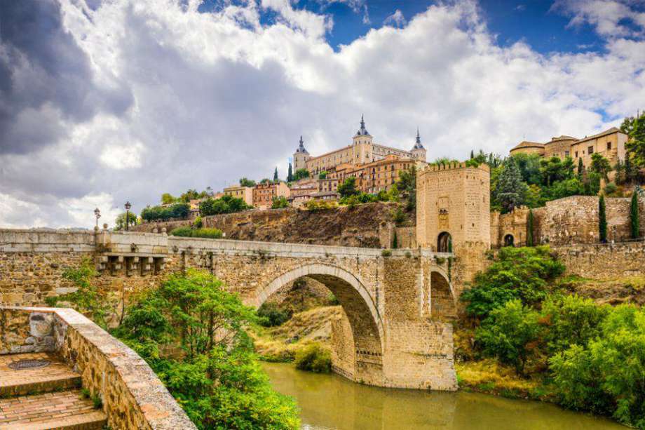 En Toledo, España, vale la pena pasearse por los recovecos y casonas del barrio judío, así como por las murallas que se construyeron para defenderlo de los árabes en el año 920. /iStock