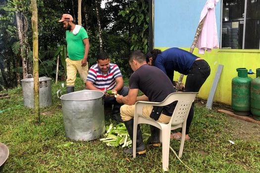 Excombatientes que habitan en el espacio territorial de Miravalle preparando el almuerzo para sus compañeros. Lo que en la guerra se conocía como "hacer la rancha" / Colombia2020