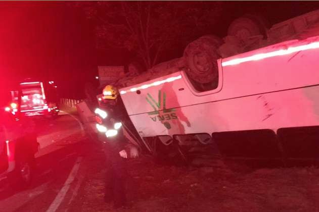 Un bus del SENA que llevaba a 20 personas se accidentó en la vía Zipaquirá-Pacho
