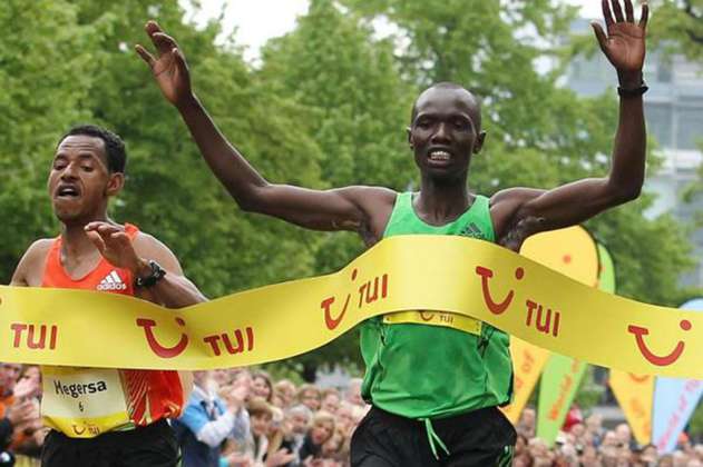 Un muerto por paro cardíaco y atleta keniano atropellado en media maratón en Colombia