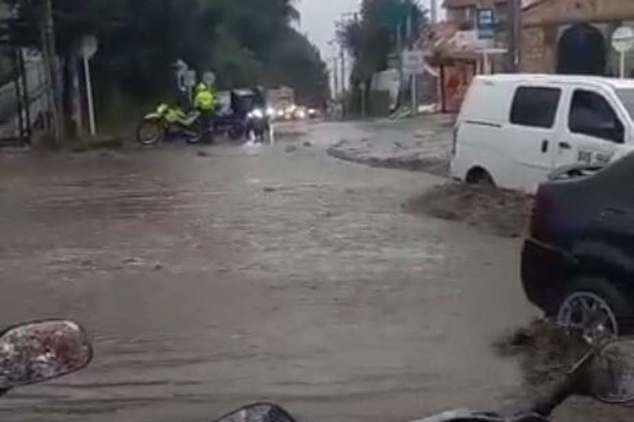 El desbordamiento de una quebrada y las fuertes lluvias provocaron una inundación en el kilometro 5 de la vía a La Calera.