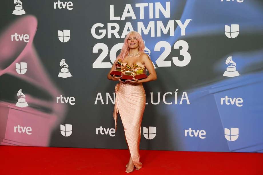 La cantante colombiana Karol G posó con los tres premios conseguidos en la edición 2023 realizadas en Sevilla. EFE/Jose Manuel Vidal
