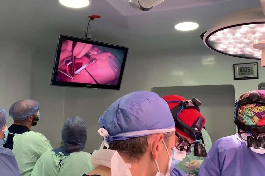 La Clínica Universitaria Bolivariana y la Clínica Cardio VID le realizaron una cirugía al corazón de una bebé, de 37 semanas de gestación, mientras permanecía conectada a la placenta de su madre. Cortesía Clínica Cardio Vid