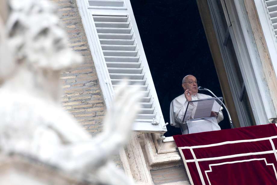 El Papa Francisco dirige el rezo del Ángelus desde la ventana del Palacio Apostólico que domina la Plaza de San Pedro en la Ciudad del Vaticano.