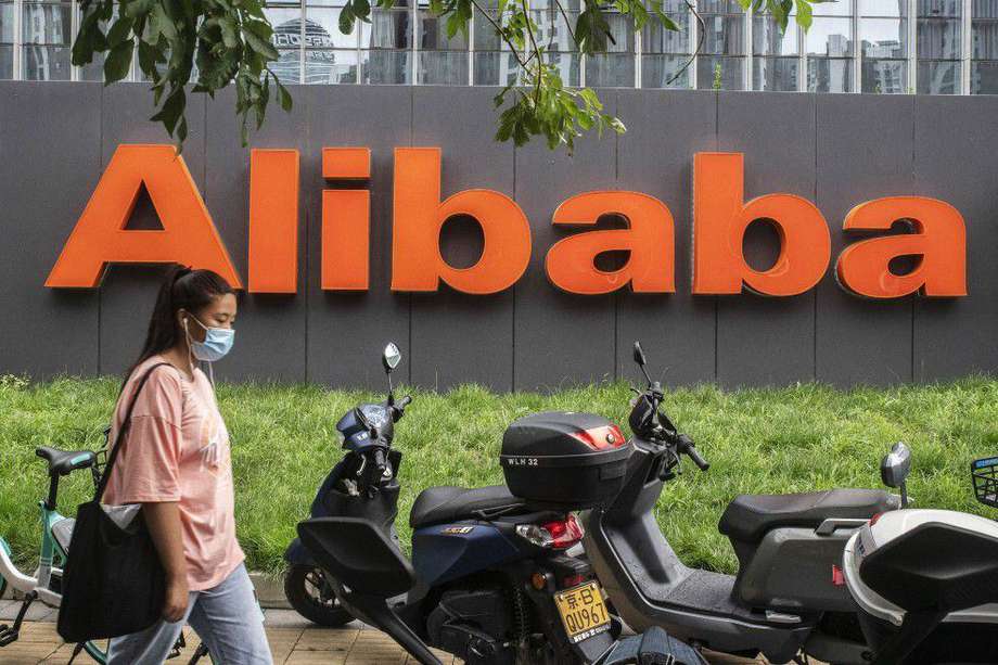 Los gigantes del comercio en línea como Alibaba y JD.com, junto al coloso Tencent (mensajería y juegos), se han beneficiado del creciente apetito digital de los chinos y de la prohibición a los grandes competidores estadounidenses de entrar en el mercado interno para convertirse en algunas de las compañías mundiales de mayor valor. / Bloomberg
