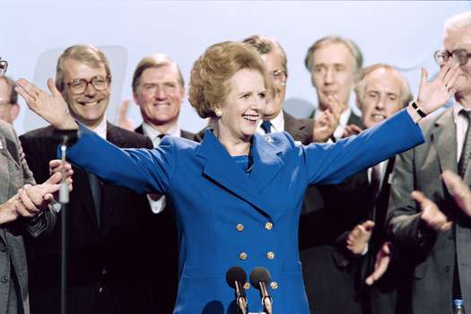 Foto del 13 de octubre de 1989 que muestra a la primera ministra británica Margaret Thatcher recibiendo aplausos al final de la conferencia del Partido Conservador en Blackpool. Murió tras un derrame cerebral en 2013 a la edad de 87 años. En el libro reseñado cuenta en primera persona cómo gobernó entre 1979 y 1990 logrando tres victorias electorales e incluyendo las guerra de las Malvinas.