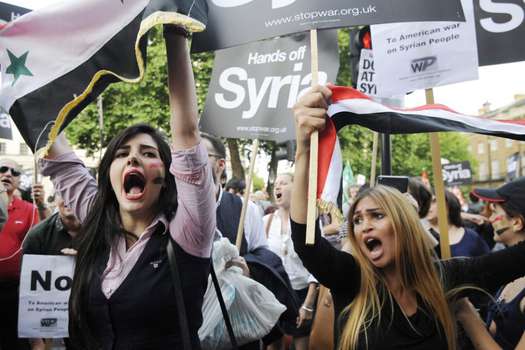 Varias personas participan en una manifestación en contra de la intervención en Siria en las inmediaciones de Downing Street, Londres, Reino Unido. /EFE