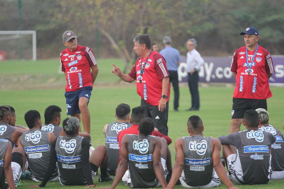 Hernán Darío "Bolillo" Gómez en su primera práctica como entrenador del Junior de Barranquilla.
