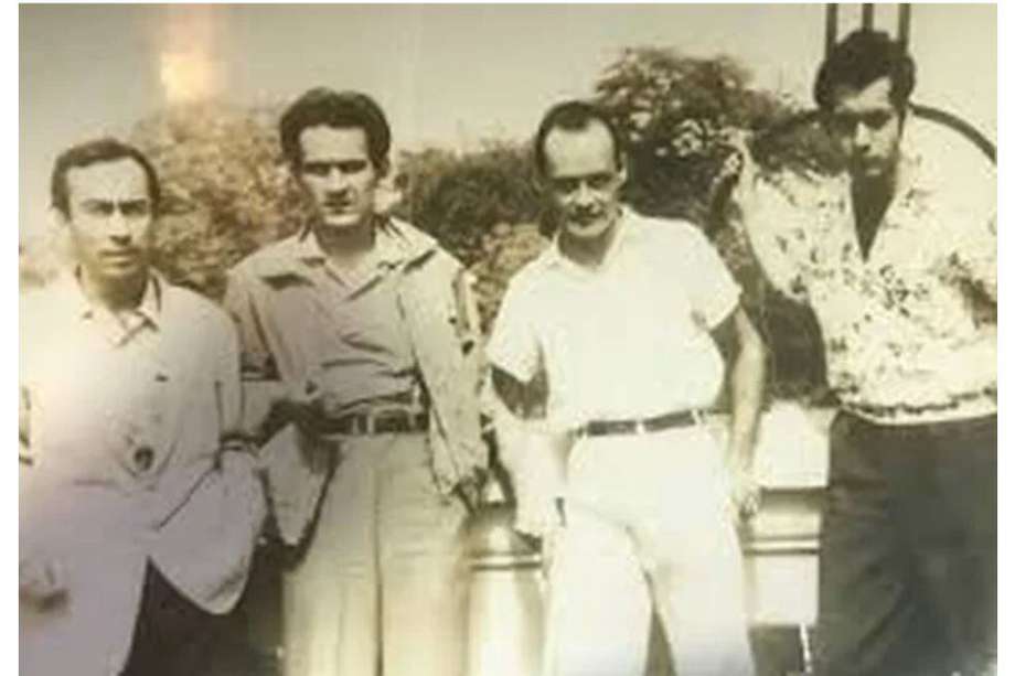 En el puente Ortiz de Cali, en 1960, Elmo Valencia, Gonzalo Arango, X-504 y Jotamario Arbeláez.