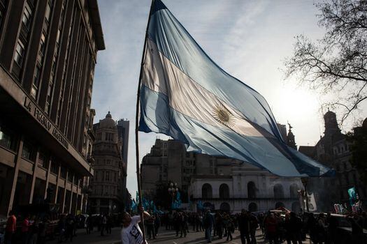 En total, la deuda pública argentina ronda los US$324.000 millones, cerca de 90% del PIB.