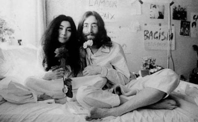 Muchos cuestionan hoy la imagen de Lennon como ícono inconformista y la sinceridad de sus posturas sobre la igualdad de géneros o el capitalismo.
