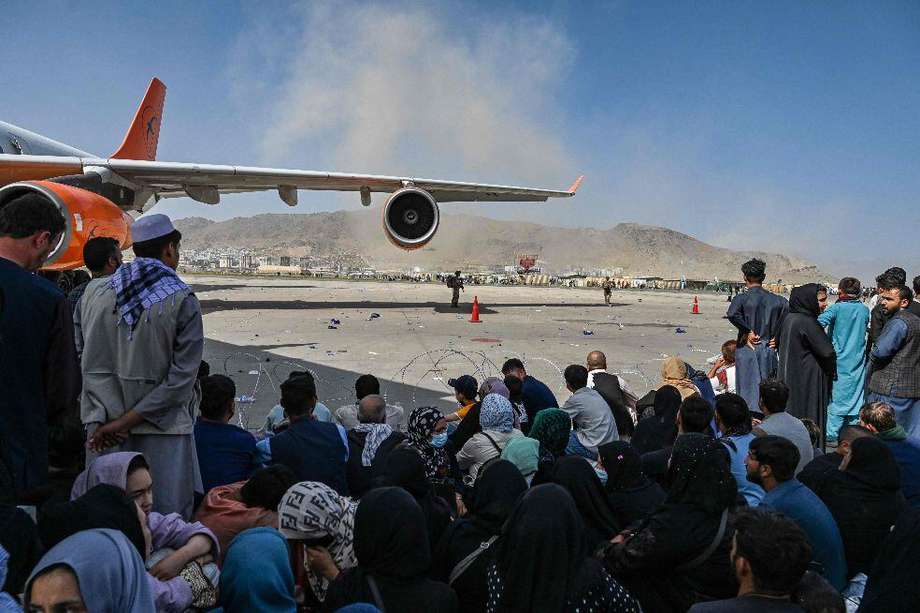 Miles de personas esperan salir de Afganistán en el aeropuerto de Kabul, una ciudad que hoy amaneció ya bajo control total de los talibanes.
