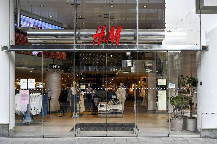 Al final del trimestre, alrededor de 100 tiendas de H&M permanecieron cerradas.