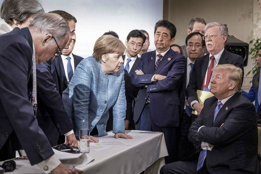 Los líderes de Alemania y Francia se dirigen al presidente estadounidense Donald Trump durante una reunión del G7. / EFE.