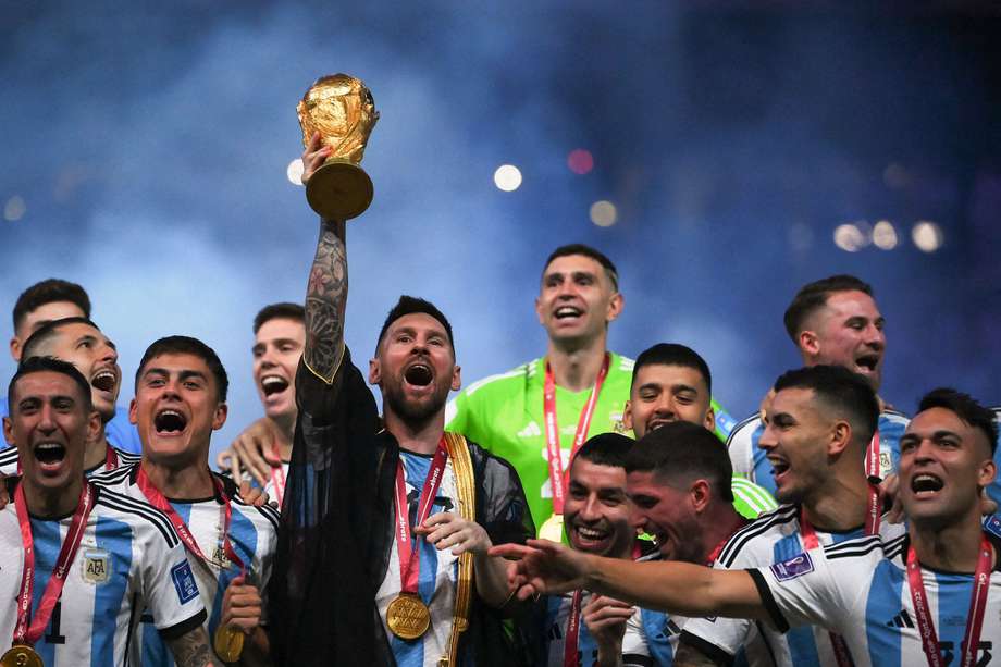 Messi levanta la Copa del Mundo en Catar 2022. El capitán y referente de la selección de Argentina alzó la copa vestido con un Bisht, una túnica negra transparente con un honorable significado en el mundo árabe.