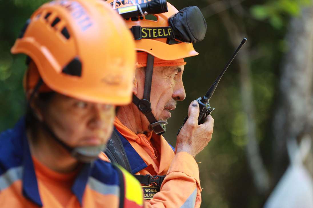 Integrantes de la Defensa Civil de Colombia trabajan hoy, en la operación de rescate de los 14 mineros atrapados luego de una explosión en la mina La Mestiza.