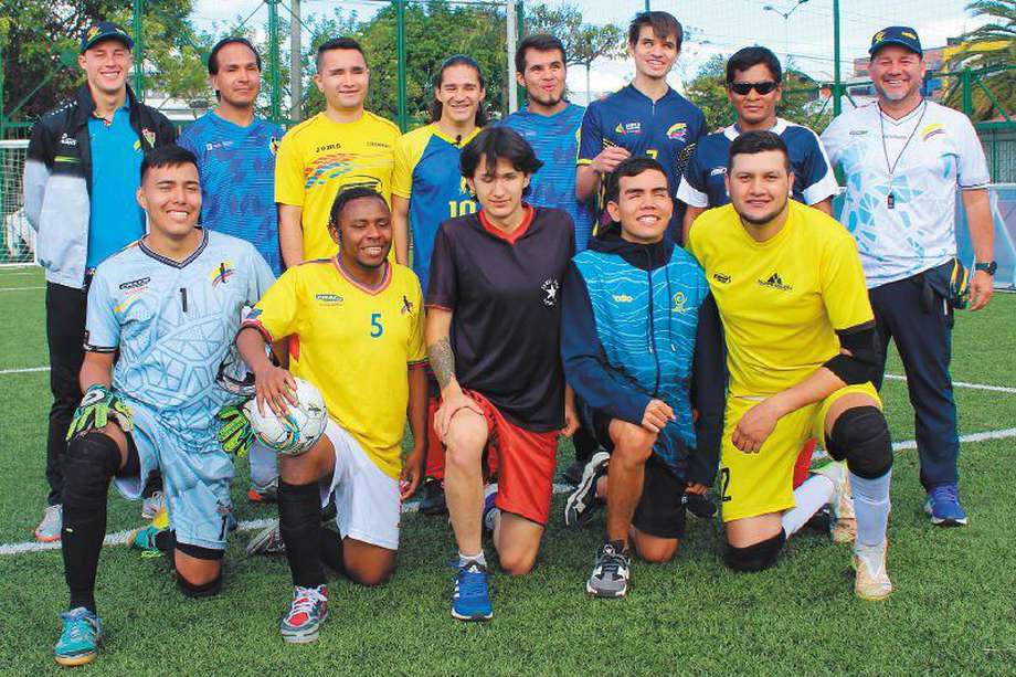  Los jugadores de la selección de Colombia de fútbol para ciegos durante un entrenamiento en Bogotá.