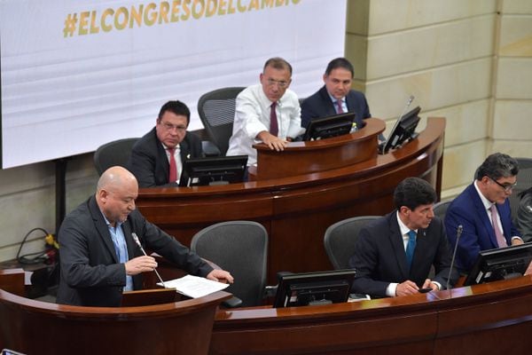 Senador del Partido Comunes, excomandante de las FARC-EP, con el Alias "Carlos Antonio Lozada", durante la elección de la mesa directiva para el 2022-2023 de esta corporación.Óscar Pérez