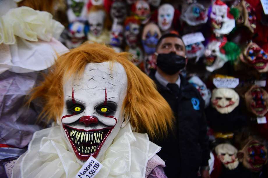 Comerciantes que se preparan y venden artículos de Halloween en la temporada del día de los niños, disfraces y antifaces, entre los mas vendidos