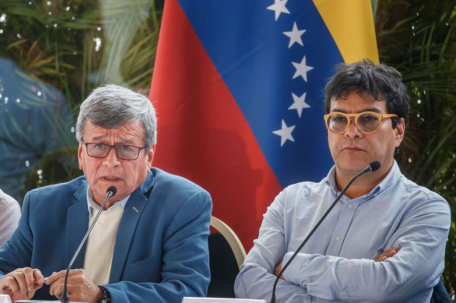El negociador del ELN, Pablo Beltrán, junto al Alto comisionado para la paz Danilo Rueda durante el inicio de los diálogos en Caracas. EFE/ Miguel Gutiérrez 
