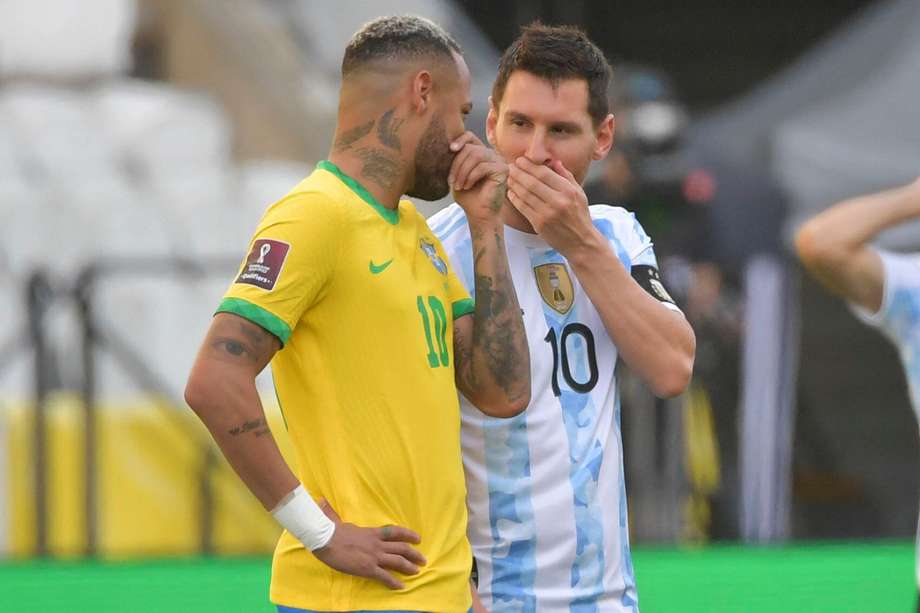 Messi y Neymar hablando tras la cancelación del partido de Eliminatorias entre ambos en Brasil por temas burocráticos. 