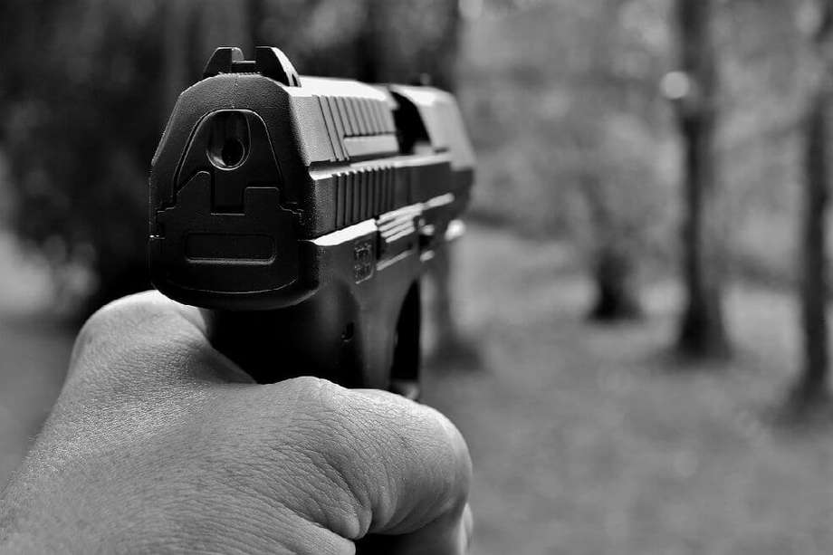 Con armas de fuego, cuatro sujetos le robaron el celular a una pareja en el barrio Las Ferias, noroccidente de Bogotá.