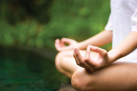 Practicar técnicas de meditación ayuda a mejorar el sistema inmunológico humano.