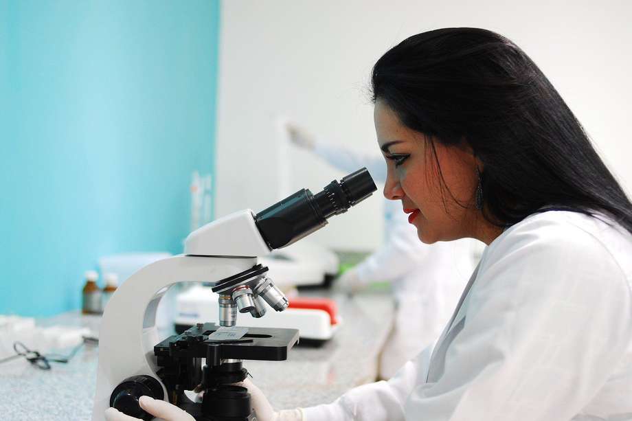 En el mundo, solo el 30 % de investigadores y científicos son mujeres.
