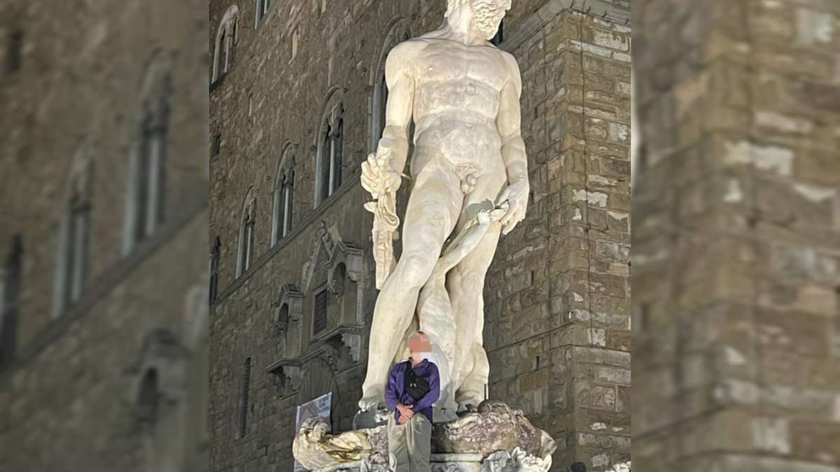 Un turista tedesco è stato multato per aver vandalizzato un’importante statua in Italia