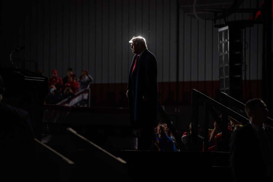 El presidente de los Estados Unidos, Donald Trump, al final de un mitin de campaña en el aeropuerto Toledo Express en Swanton, Ohio, el 21 de septiembre de 2020.