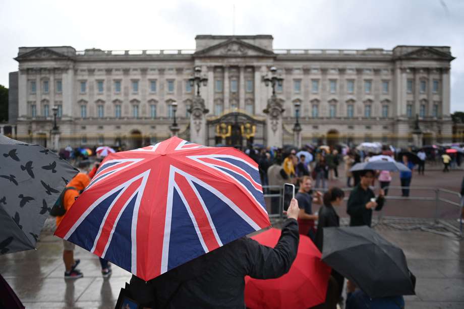 London (United Kingdom), 08/09/2022.- A tourist takes a selfie in the rain outside Buckingham Palace in London, Britain, 08 September 2022. According to a Buckingham Palace statement on 08 September 2022, Britain's Queen Elizabeth II is under medical supervision at Balmoral Castle, upon the advice of her doctors concerned for the health of the 96-year-old monarch. (Reino Unido, Londres) EFE/EPA/NEIL HALL
