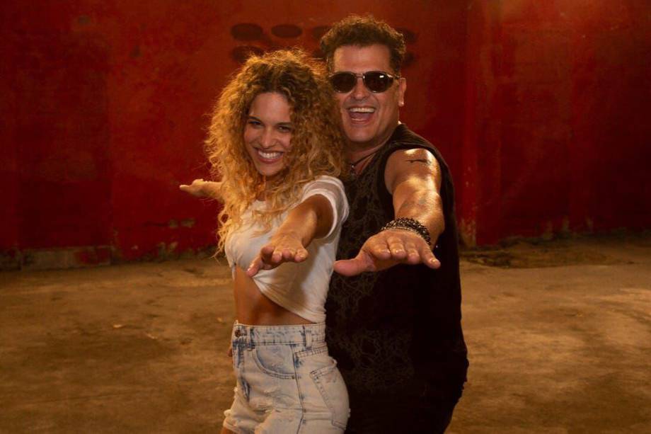 Carlos Vives con Giselle Lacouture en una escena del video de Currambera dedicado a Shakira.