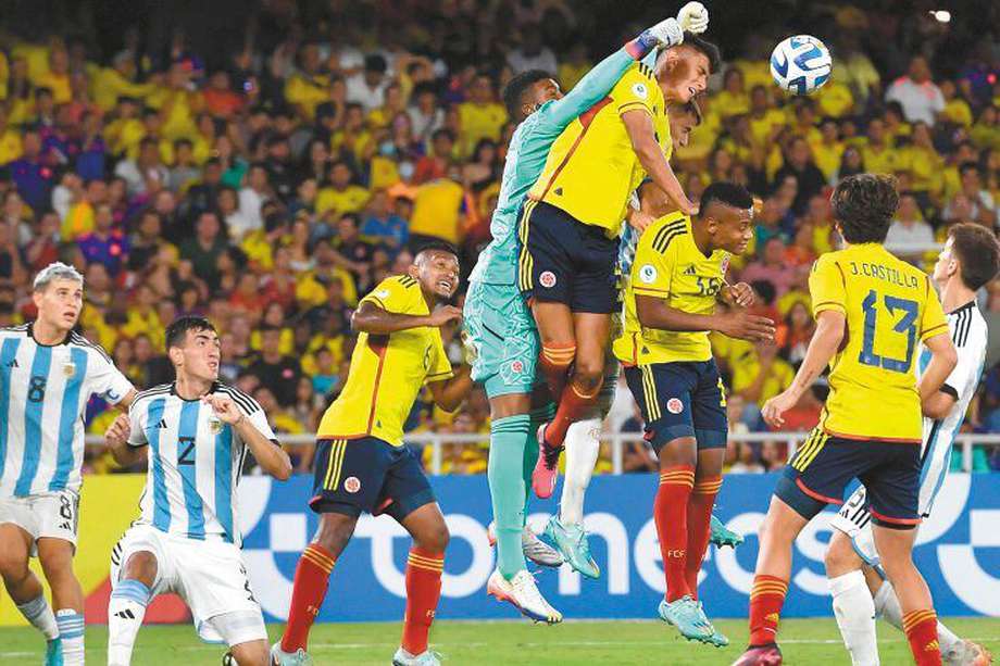 Juanda Fuentes anotó el gol que le dio la victoria a Colombia sobre Argentina en el último partido del grupo A, el pasado viernes.  / AFP