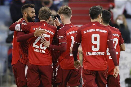 Maxim Choupo-Moting celebra con sus compañeros uno de los goles de la victoria de Bayern Múnich sobre Greuther Fürth.