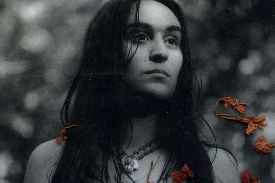 "Caídas" es el álbum debut de Sofía Le Quéré-Galvis, Lapelúda, y cuenta cómo fue su proceso al vivir y sanar un proceso traumático.