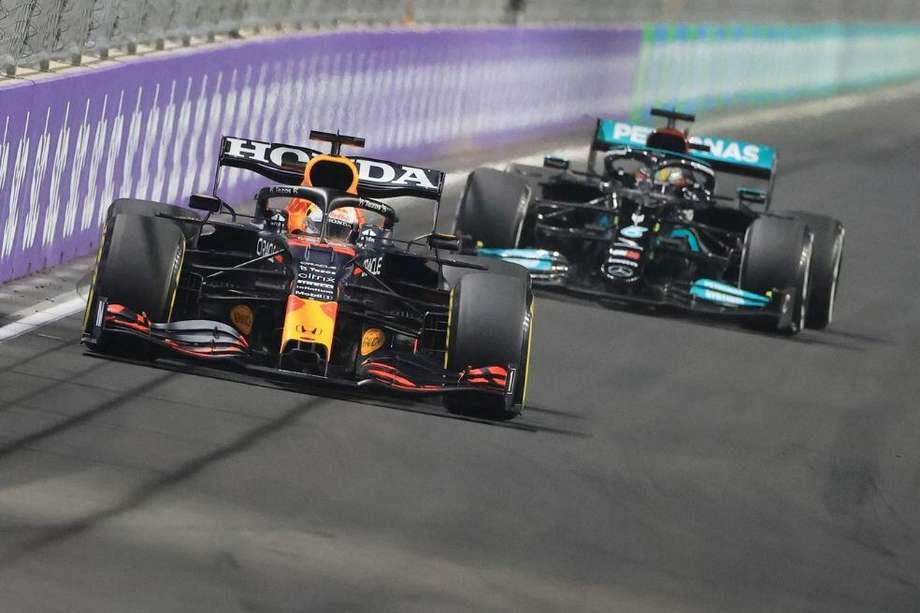 Vertsappen de Red Bull y Hamilton de Mercedes en circuito de F1.