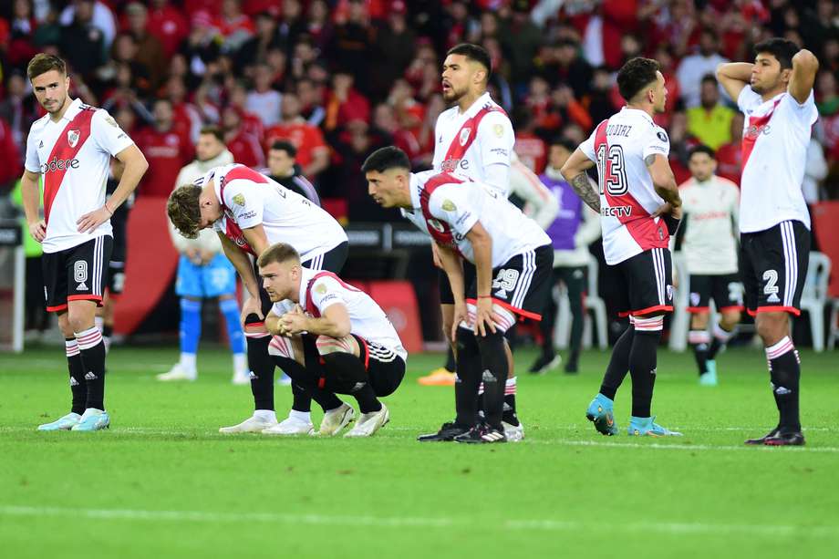 Jugadores de River reaccionan al perder la serie de penaltis, en un partido de los octavos de final de la Copa Libertadores entre Internacional y River Plate en el estadio Beira-Rio en Portoalegre (Brasil). 
