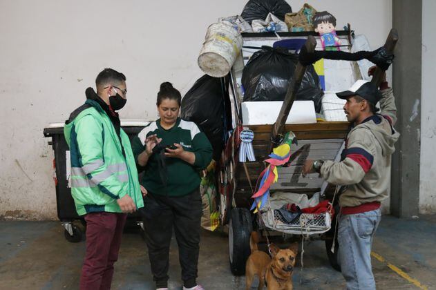 Bogotá carnetiza a los carreteros, que transportan reciclaje