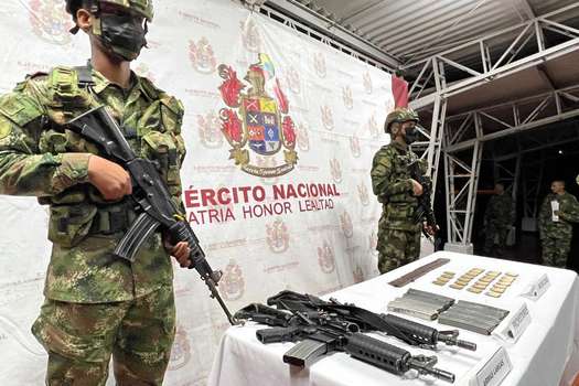 En desarrollo de la estrategia militar Trueno, las tropas sostuvieron combates con las disidencias Carlos Patiño e incautaron dos fusiles, proveedores, municiones y 32 equipos de campaña.