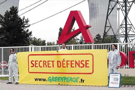 Activistas de Greenpeace en una protesta como crítica a la política nuclear de Francia.