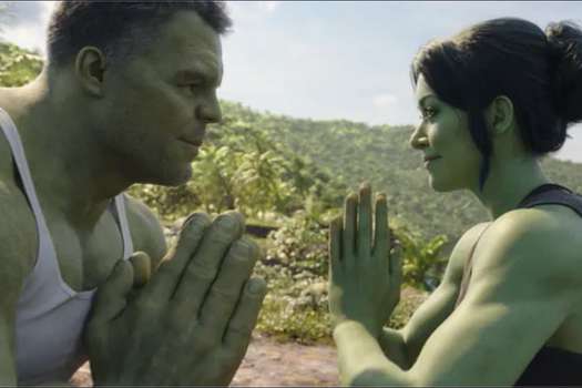 Mark Ruffalo y Jennifer Walters en sus roles estelares en la serie "She-Hulk", de Marvel para Disney+.