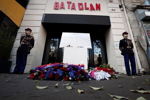 Vista del altar conmemorativo por el tercer aniversario, en 2018, de los ataques yihadistas que causaron 130 muertos y cientos de heridos en París y Saint Denis, a las puertas de la sala de espectáculos Bataclan en la capital francesa. EFE/ Benoit Tessier / Pool 
