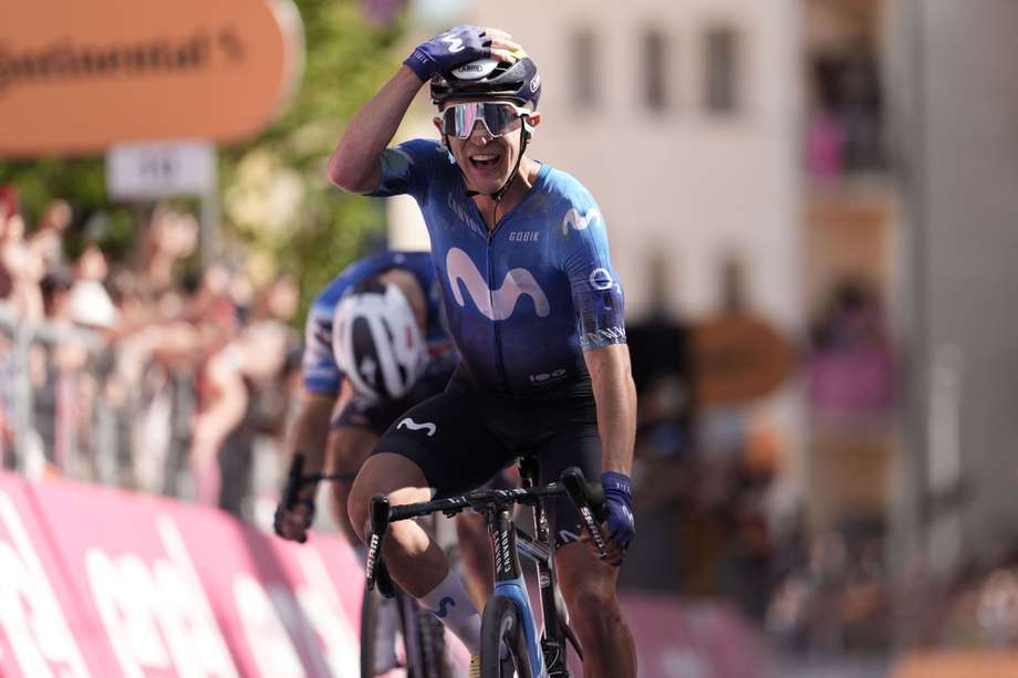 La reacción del ciclista Pelayo Sánchez tras cruzar la línea de meta de la sexta etapa del Giro de Italia 2024.