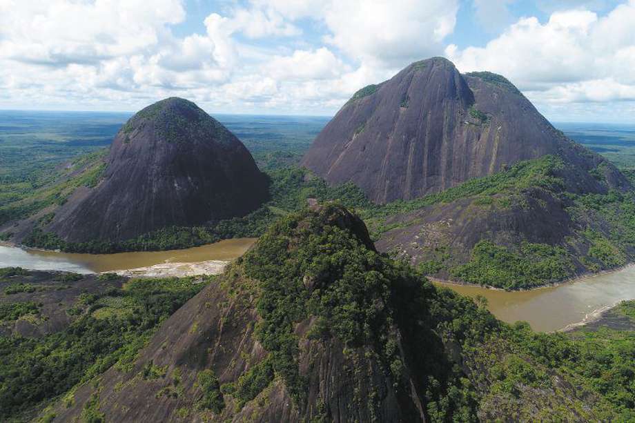 Cerros de Mavecure, Pajarito y El Mono a orillas del río Inírida.  / Cortesía: Servicio Geológico Colombiano.