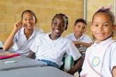 Shakira, junto a varias organizaciones, pone a los niños de Cartagena a estrenar colegio