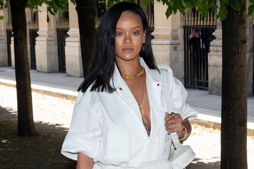 Rihanna desfila embarazada por primera vez en la alfombra roja 