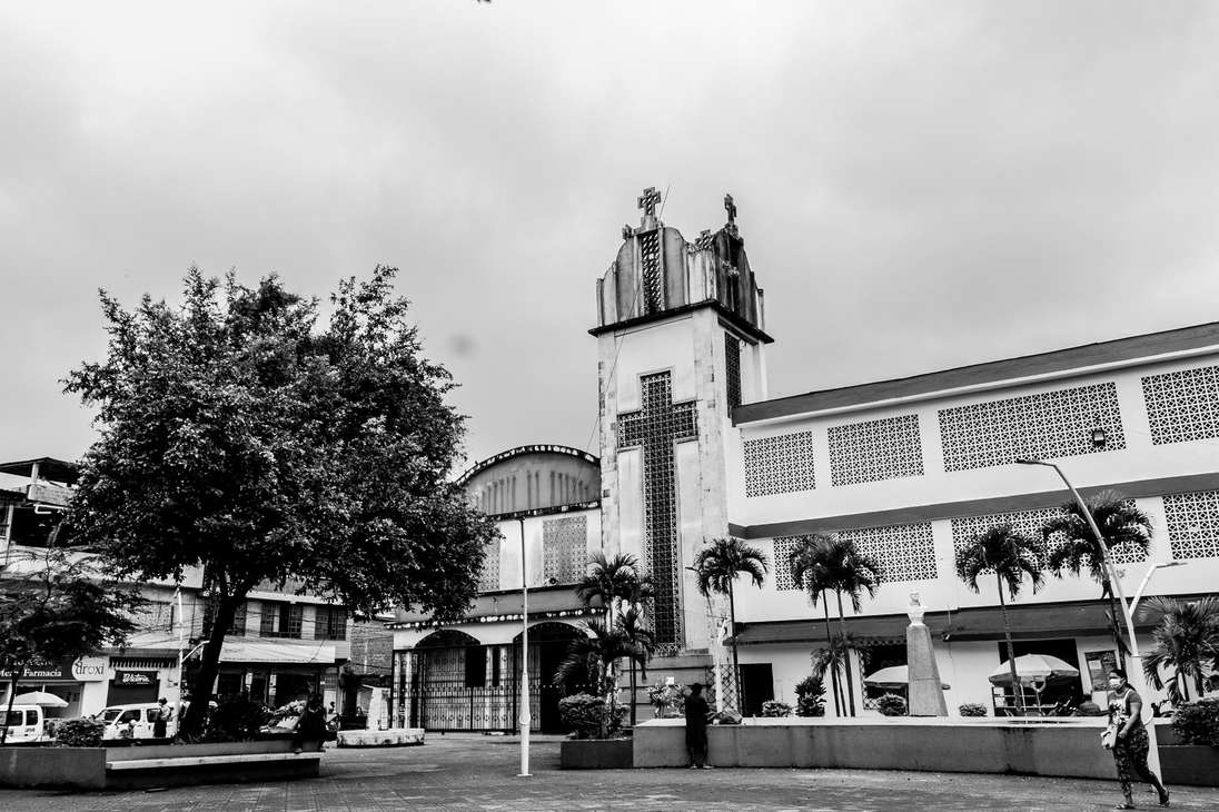 Plazoleta del parque Nariño, en Tumaco. Arriba a la izquierda la iglesia La Merced, frente a la cual fue asesinada Yolanda Cerón el 19 de septiembre de 2001 por los paramilitares de Pablo Sevillano.