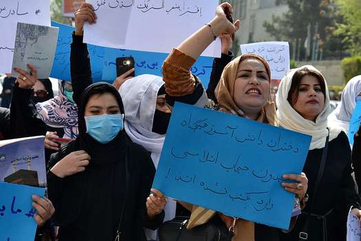 “Queremos justicia para las niñas afganas, queremos trabajo y educación”, corearon las decenas de habitantes de Kabul.