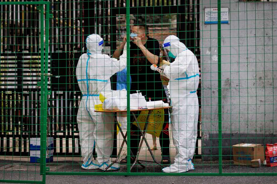 Un hombre en cuarentena se realiza la prueba PCR, en medio de una ronda de bloqueos y casos de COVID-19 en Shanghái, China, el 11 de junio de 2022. / Foto de referencia