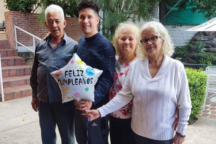 El cantante Chyno Miranda recibió la visita de su madre, Alcira Pérez. Celebró su cumpleaños número 38 en un centro de rehabilitación.